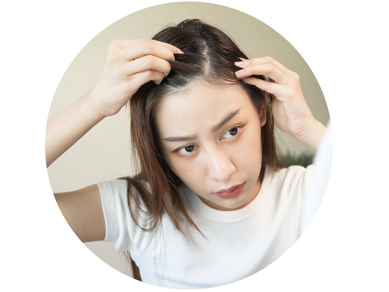 分け目を気にしている女性